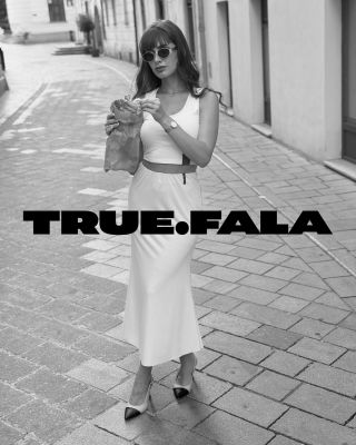 Zmrzlina s kamoškami? Spontánna večera? Letná párty v meste? - Truefala sa prispôsobí tvojmu večeru. 🖤 Pohodlie, strih a...